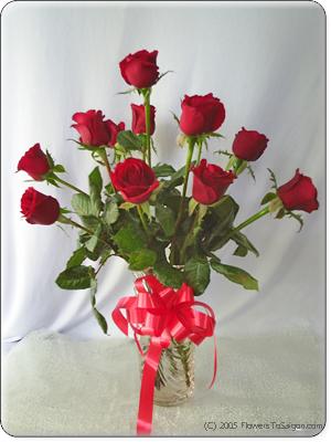 FlowersToSaigon.com: Bình 12 Hoa Hồng Nhung - Những đóa hồng nhung luôn thích hợp trong mọi dịp với vẻ đẹp cổ điển và tính trang nhã vượt thời gian. Bình thuỷ tinh với 12 đoá Hồng được trang trí kèm nơ đỏ.